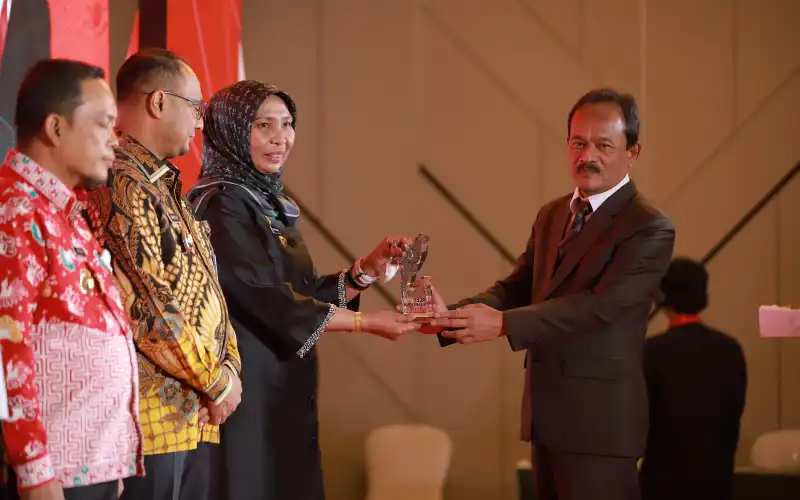 Pj Bupati Nagan Raya Peroleh Penghargaan Diacara Aceh Bussiness Forum