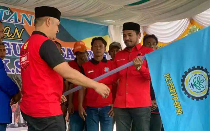 Pengurus Serikat Pekerja Nagan Raya Dilantik, Jamal Idham Serahkan Pataka