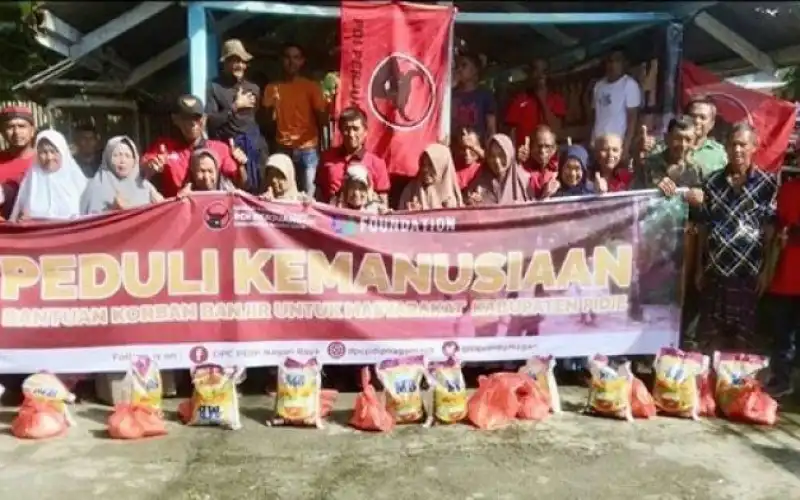 Jamal Idham Salurkan Bantuan untuk Korban Banjir Pidie