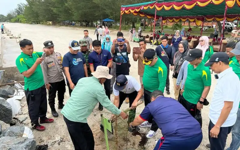 Pantai Arung Dalam Banteng Dilakukan Penghijauan