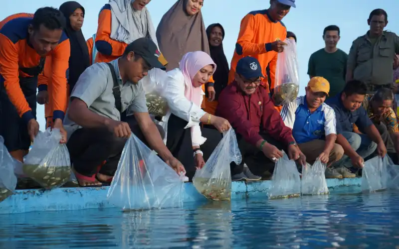 Pj Bupati Nagan Raya Lepas Bibit Ikan dengan Pahlawan Kebersihan