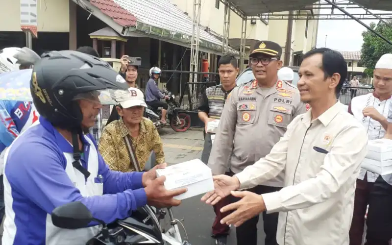 Polres Lubuklinggau gandeng PWI Lubuklinggau bagikan Nasi Kotak kepada Warga