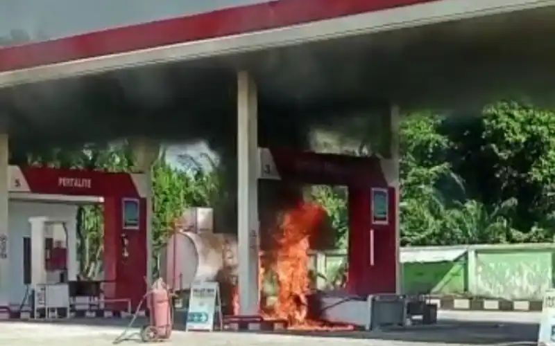 Nozzle Tersangkut Tangki Mobil, SPBU Babahrot Abdya Terbakar
