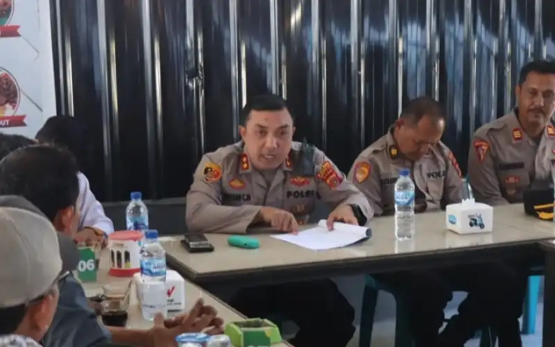 Laksanakan Jum'at Curhat, Kapolres Dhani CN Imbau Warga Abdya Tertib Berkendara