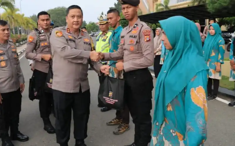 Kapolda Aceh Serahkan Daging Meugang untuk Staf dan PHL