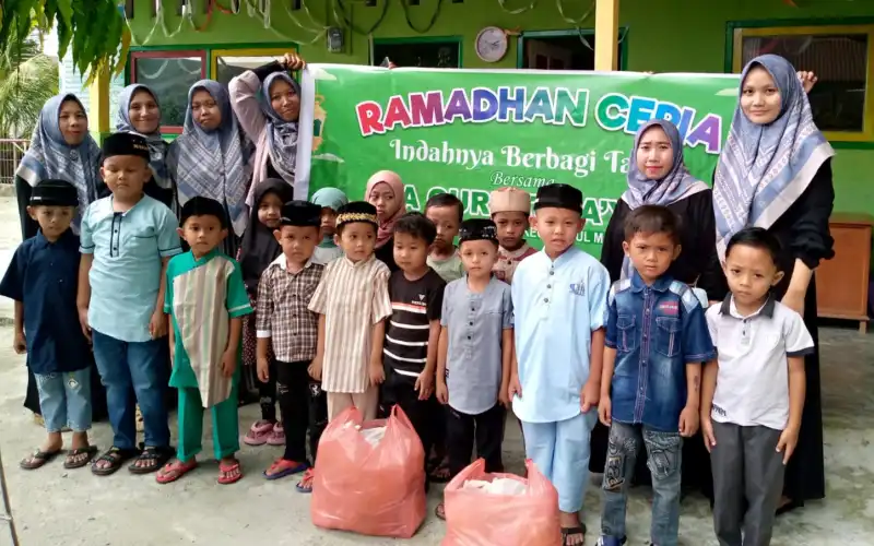 Berkah Ramadan, RA Qurrata A'yun Bagikan Takjil untuk Warga Kurang Mampu