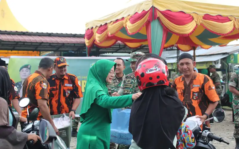 TNI-Persit dan Sapma PP Abdya Bagikan Takjil Gratis Untuk Warga