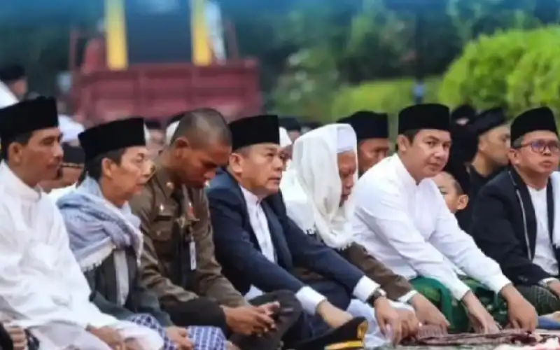 Sambut Idul Adha, Pj Bupat Beni Irwani kompak Bersama Wsrga Sholat Idul Adha Halaman Mesjid Agung Purwakarta