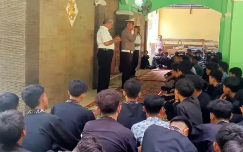 Lantas Cibatu Berikan Edukasi Bagi Pelajar Tentang Lalu Lintas&nbsp;