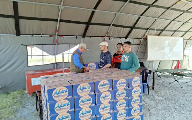 Ringankan Beban Korban Kebakaran, Ketua DPRK Simeulue Gerak Cepat Bantu 100 Kotak Air Mineral