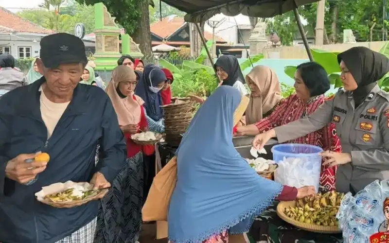 TNI-Polri Purwakarta Bersinergi Menyediakan Makan Siang Gratis Kepada Warga