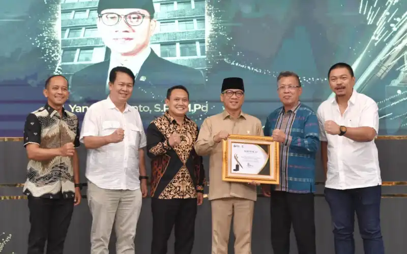 Menteri Desa Yandri Susanto Terima Penghargaan Pena Emas 2025 dari Forum Pimred