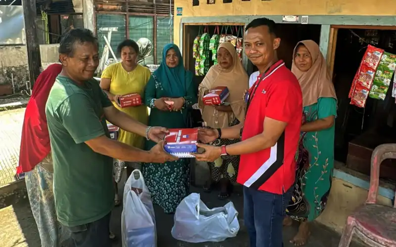 Anggota DPR RI Asal Sumbar Ini Lakukan Pembagian Makan Siang Gratis Rutin Bagi Warga