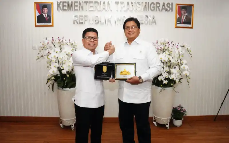 Bertemu Bupati Sambas, Wamen Viva Yoga: Perkuat Kawasan Transmigrasi di Wilayah Perbatasan