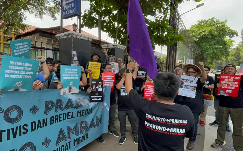 Aksi Solidaritas Dukung Tempo Melawan Gugatan Rp200 Miliar oleh Menteri Pertanian Amran Sulaiman