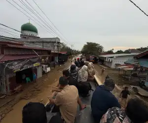 Terjebak Banjir Dua Hari, Marlina Muzakir Berhasil Keluar Dengan Menumpang Mobil CPO