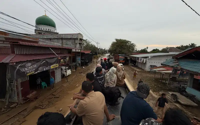 Terjebak Banjir Dua Hari, Marlina Muzakir Berhasil Keluar Dengan Menumpang Mobil CPO
