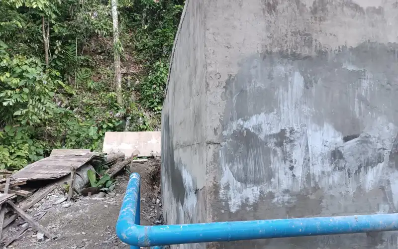 Tampak Sedikit Melengkung, Kualitas Bangunan Proyek SPAM Sanggiran Dipertanyakan