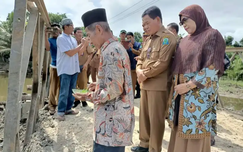Pj Bupati Simeulue Tunaikan Janjinya Perbaiki Jembatan Bailey Lalla