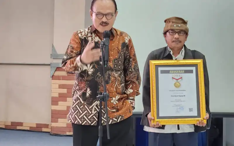 Eros Jarot Raih Anugerah Tokoh Pejuang Kemerdekaan Pers&nbsp;