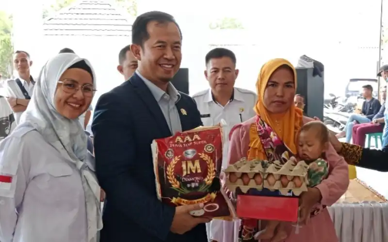 Entaskan Stunting, Ketua DPRD H Rodi Wijaya &nbsp;bagikan Sembako, Biskuit dan Susu Balita&nbsp;