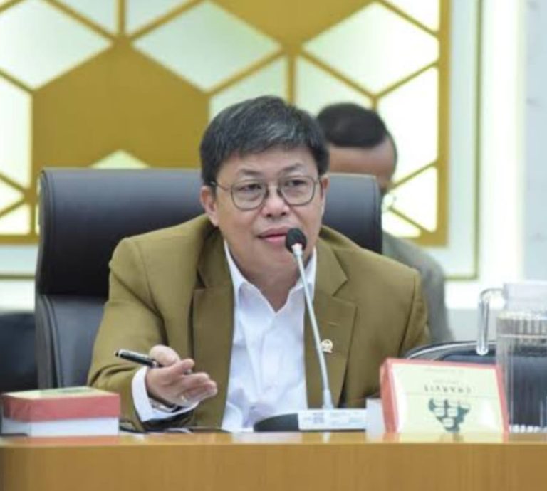 Dukung Pertanian Pesisir Selatan, H Alex Salurkan 5000 Bibit Alpukat dan Durian